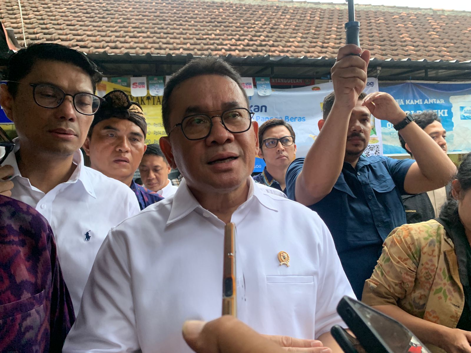 Menteri Perdagangan Budi Santoso yang meninjau langsung pasar tersebut menegaskan bahwa kenaikan harga ayam masih berada di bawah harga acuan pemerintah.