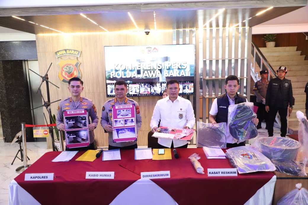 Pelaku R dan P membunuh lima orang karena dendam uang sewa mobil Rp750 ribu. Pelaku R dan P membunuh lima orang karena dendam uang sewa mobil Rp750 ribu.