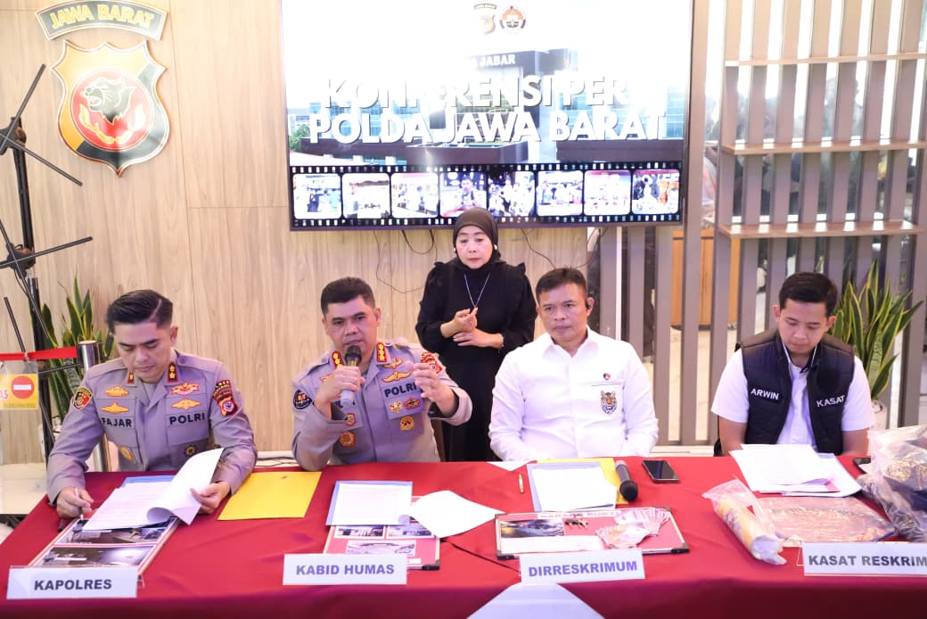 Polisi mengungkap motif pembunuhan satu keluarga di Indramayu.
