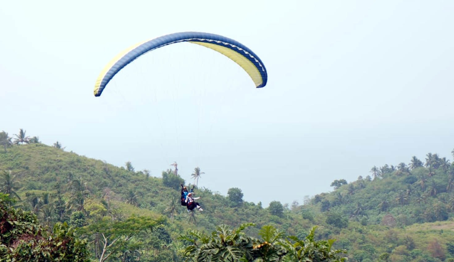 Utusan Khusus Presiden Bidang Pariwisata, Zita Anjani, menjajal paralayang di Batu Alif Paragliding Site, Lampung Selatan.