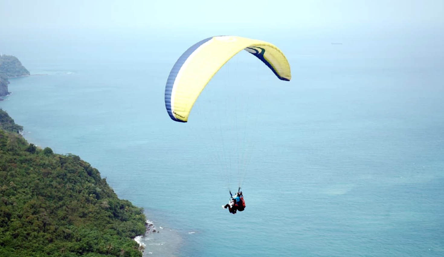 Utusan Khusus Presiden Bidang Pariwisata, Zita Anjani, menjajal paralayang di Batu Alif Paragliding Site, Lampung Selatan.