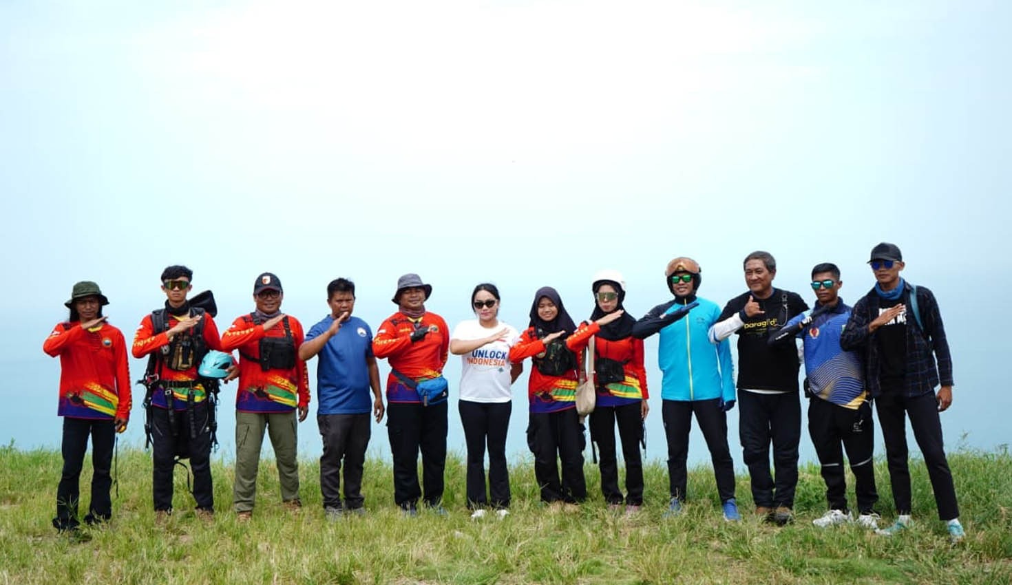 Utusan Khusus Presiden Bidang Pariwisata terbang dari Batu Alif Paragliding Site,