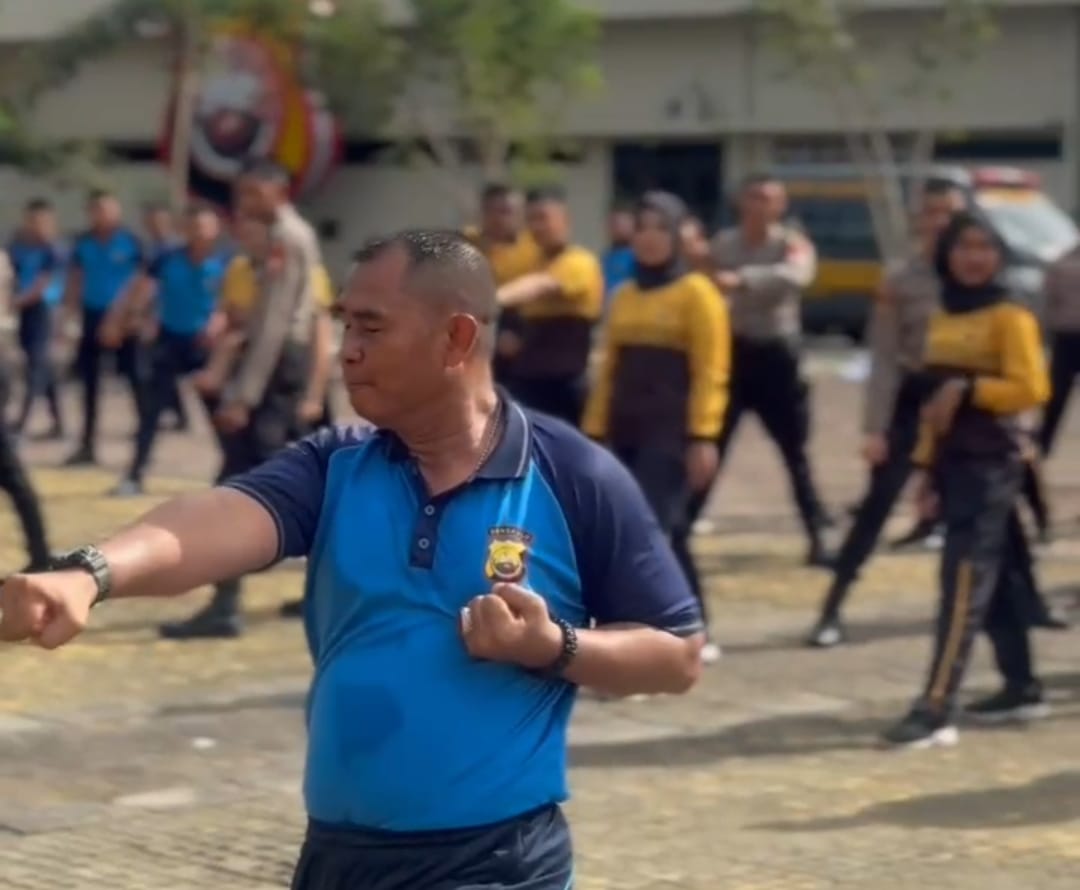 Personel Ditsamapta Polda Bengkulu jalani latihan bela diri Polri. Personel Ditsamapta Polda Bengkulu jalani latihan bela diri Polri.