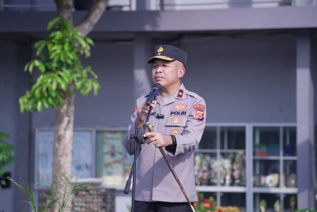Kapolda Banten Brigjen Pol. Dr. Hengki, S.I.K., M.H., menjadi Irup di SMA Negeri 2 Kota Serang.