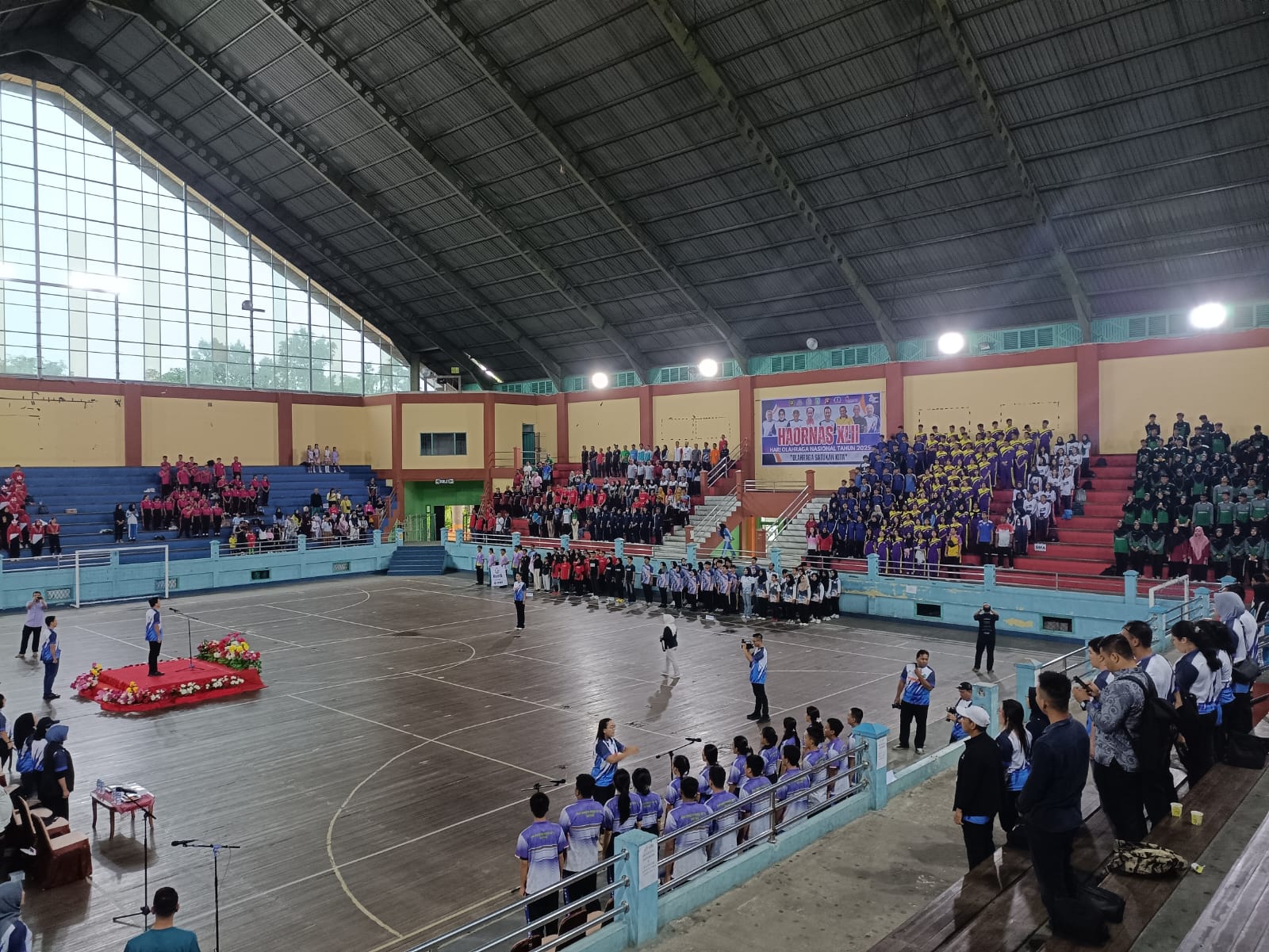Pemerintah Kabupaten Sintang menggelar Haornas 2025 di GOR Apang Semangai dengan tema “Olahraga Satukan Kita”.