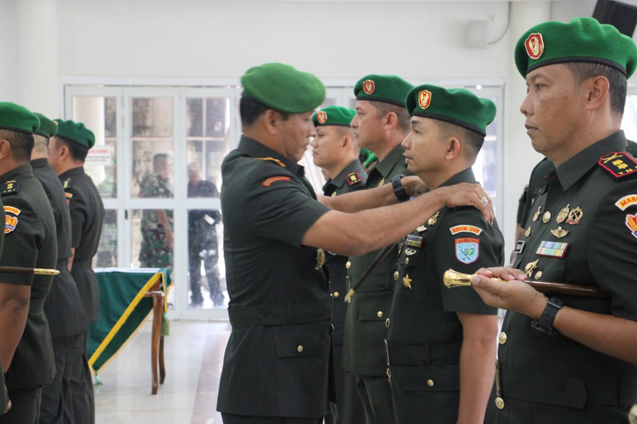 Danrem 121/ABW Brigjen TNI Purnomosidi memimpin Sertijab tujuh jabatan strategis di Aula Kodim 1201/Mph, Mempawah.
