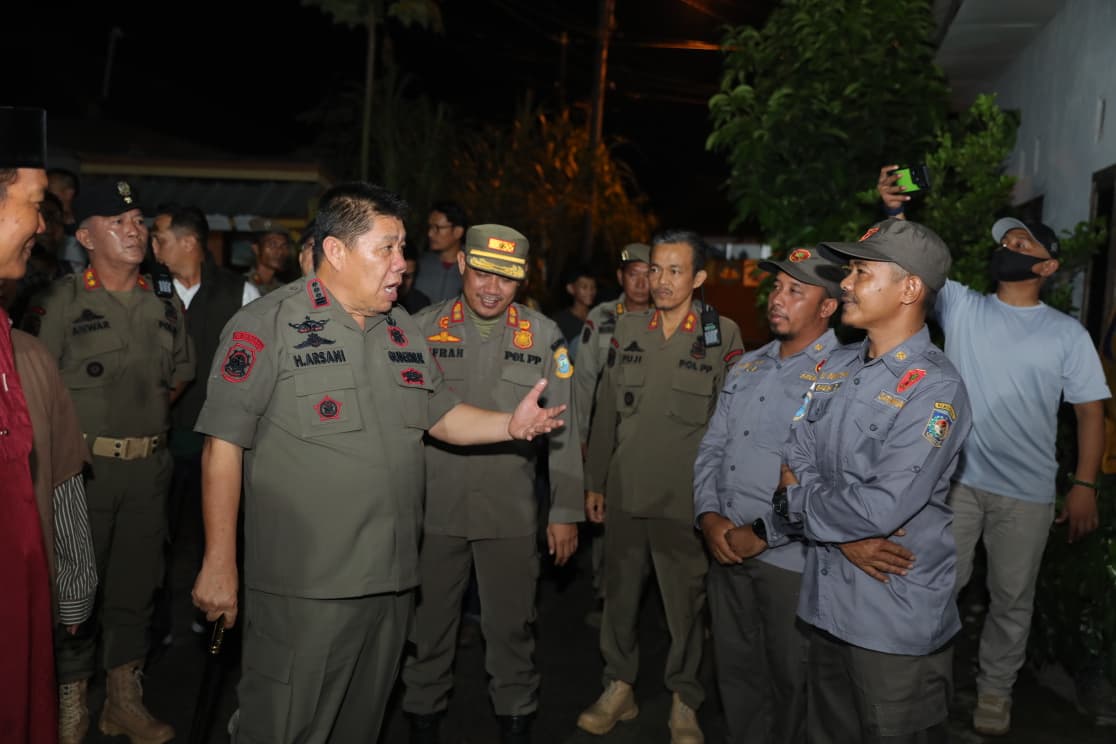 Hidayat bersama rombongan mengunjungi Pos Siskamling Sukun di Kelurahan Bukit Sari, Hidayat bersama rombongan mengunjungi Pos Siskamling Sukun di Kelurahan Bukit Sari,