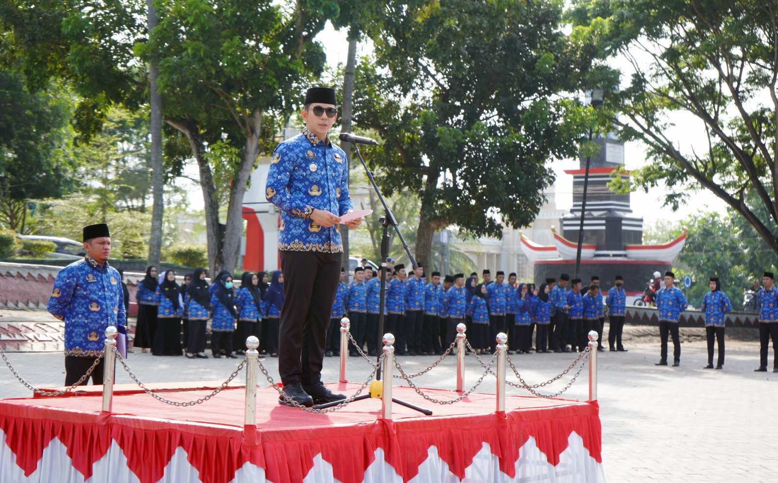 Bupati Lampung Selatan, Radityo Egi Pratama, menegaskan pentingnya disiplin, loyalitas, dan inovasi ASN saat memimpin upacara bulanan di Kalianda.