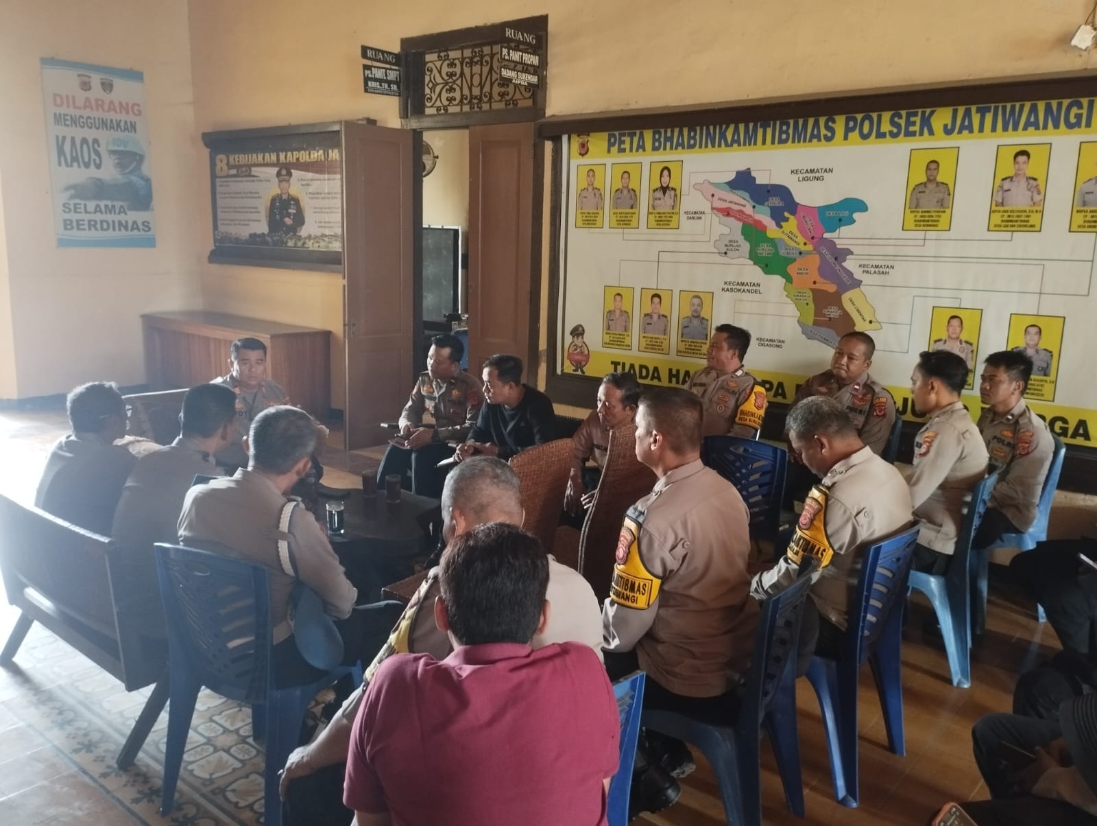 Polsek Jatiwangi Polres Majalengka menggelar briefing rutin dipimpin Kapolsek AKP Rudy Djunardi