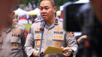 Polri bersama Bulog menggelar Gerakan Pangan Murah, menyediakan beras, minyak goreng, dan gula pasir dengan harga terjangkau.