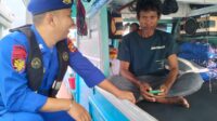 Personel memberi imbauan keselamatan kepada nelayan agar selalu membawa pelampung saat berlayar.