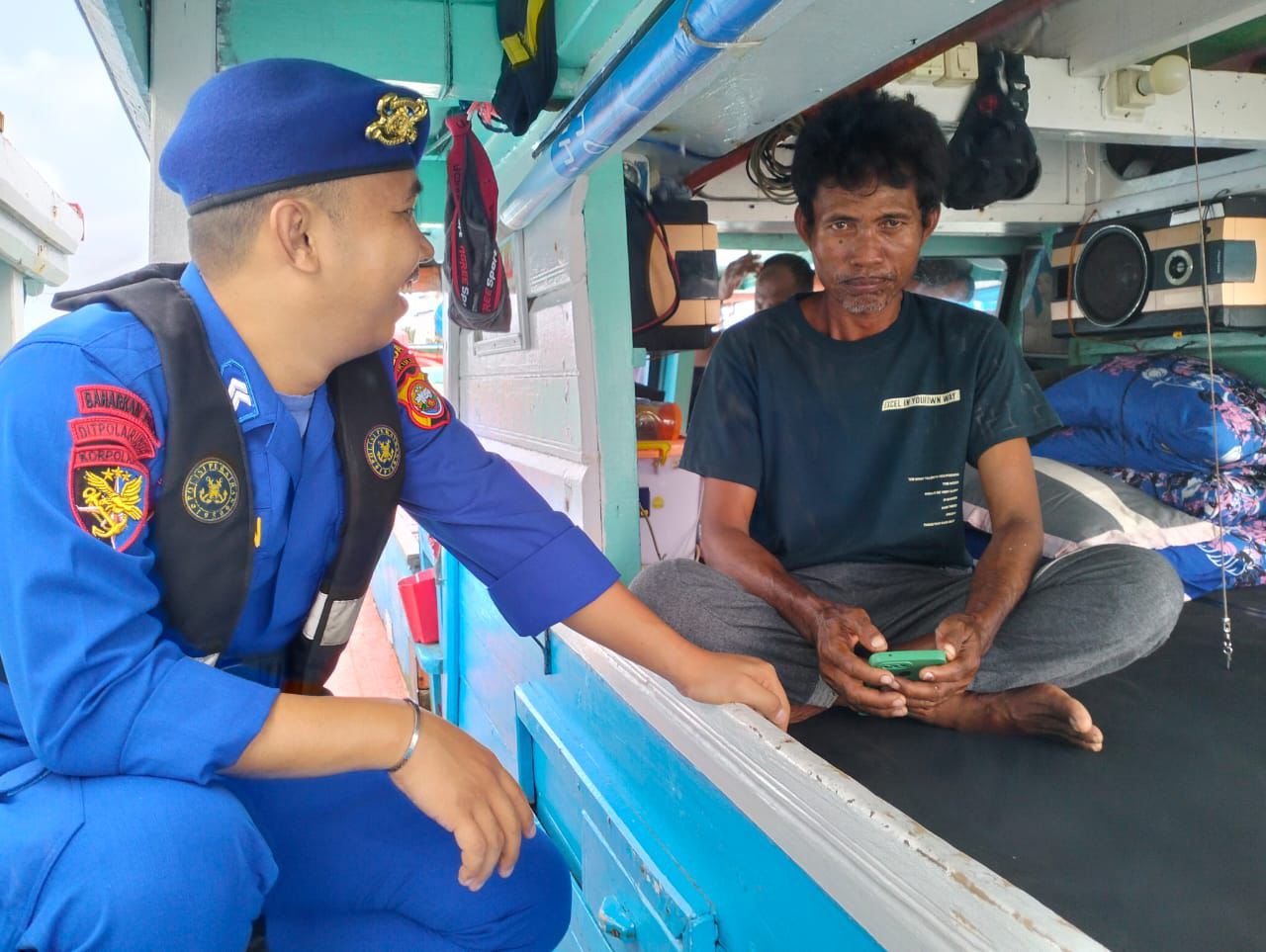 Personel memberi imbauan keselamatan kepada nelayan agar selalu membawa pelampung saat berlayar.