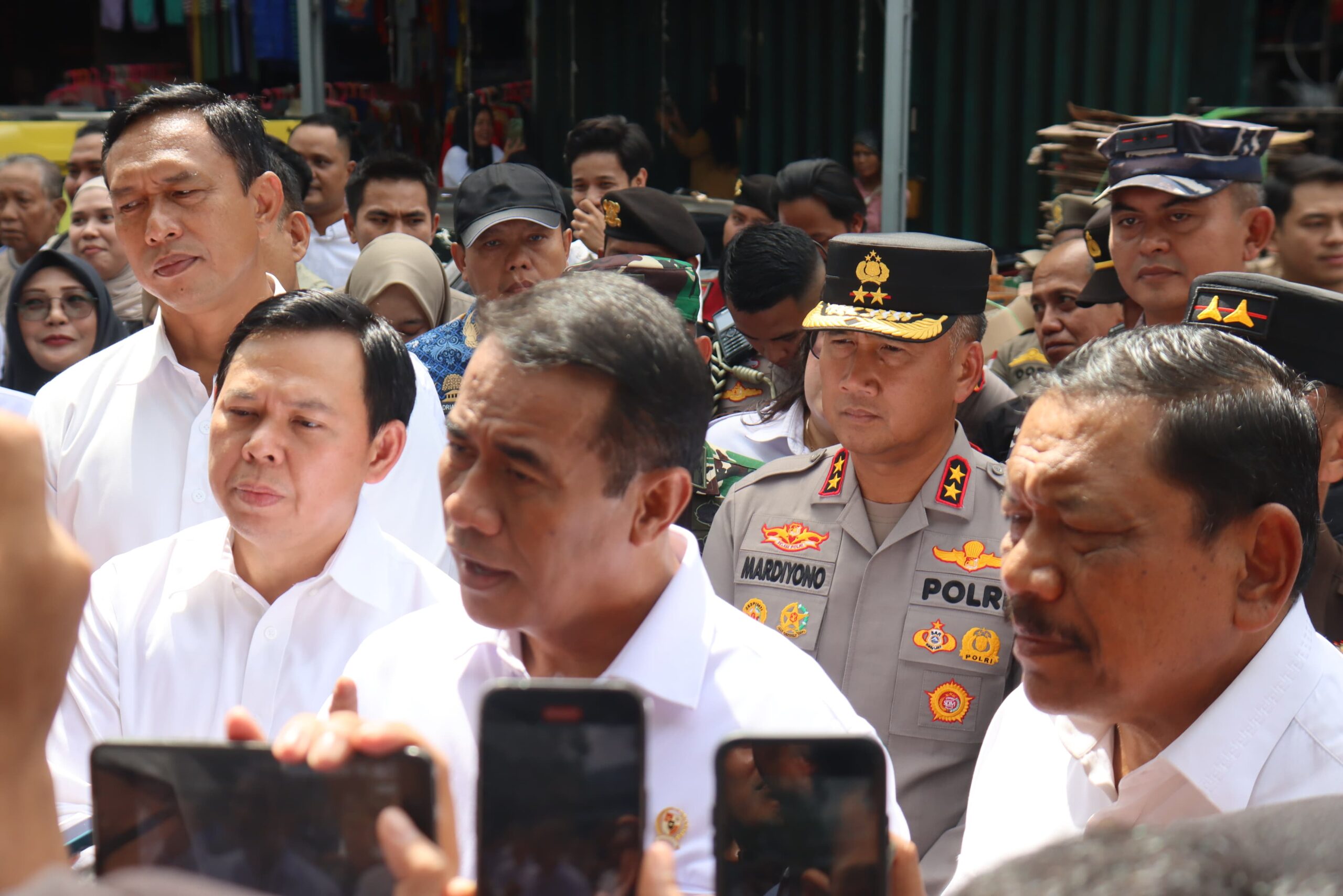 Kapolda Bengkulu dampingi Menteri Pertanian dan Ketua DPD RI meninjau harga beras di Pasar Panorama.