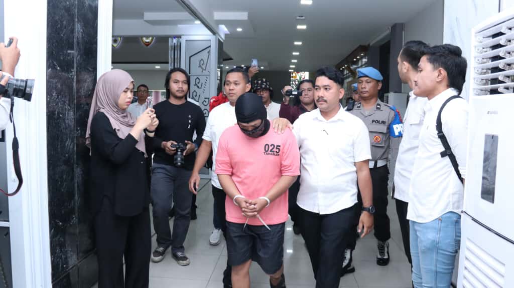 Direktorat Reserse Kriminal Umum (Ditreskrimum) Polda Kalimantan Barat menangkap empat orang penyusup yang mencoba memprovokasi aksi massa di Mapolda dan DPRD Kalbar. Polisi