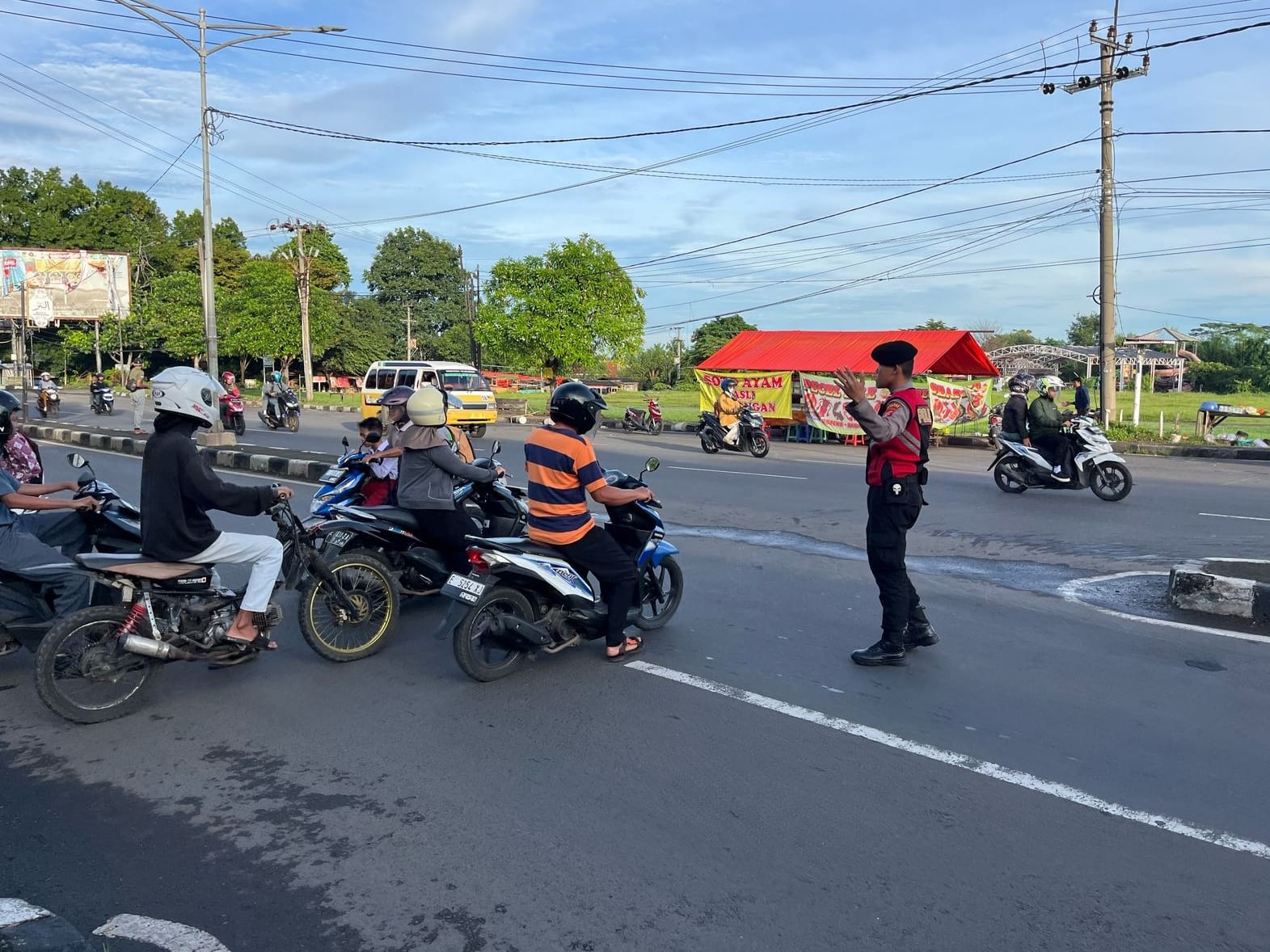 Sat Samapta Polres Majalengka intensifkan pengaturan lalu lintas pagi di titik rawan kemacetan
