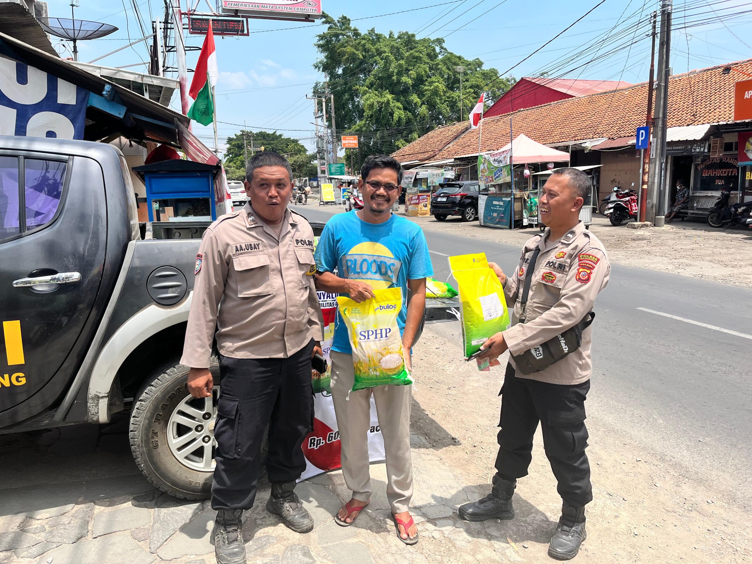 Polsek Leuwimunding Polres Majalengka mengawal distribusi beras SPHP dalam Gerakan Pangan Murah