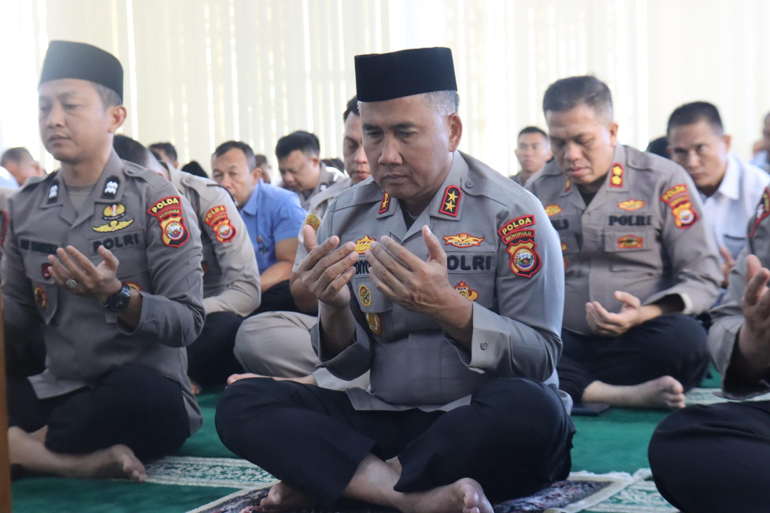 Kapolda dan Wakapolda Bengkulu Ikuti Binrohtal di Masjid Al Amin Kapolda dan Wakapolda Bengkulu Ikuti Binrohtal di Masjid Al Amin