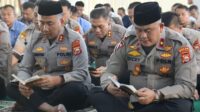 Kapolda Bengkulu Irjen Pol. Mardiyono dan Wakapolda Brigjen Pol. Dicky Sondani mengikuti kegiatan Binrohtal di Masjid Al Amin Polda Bengkulu.