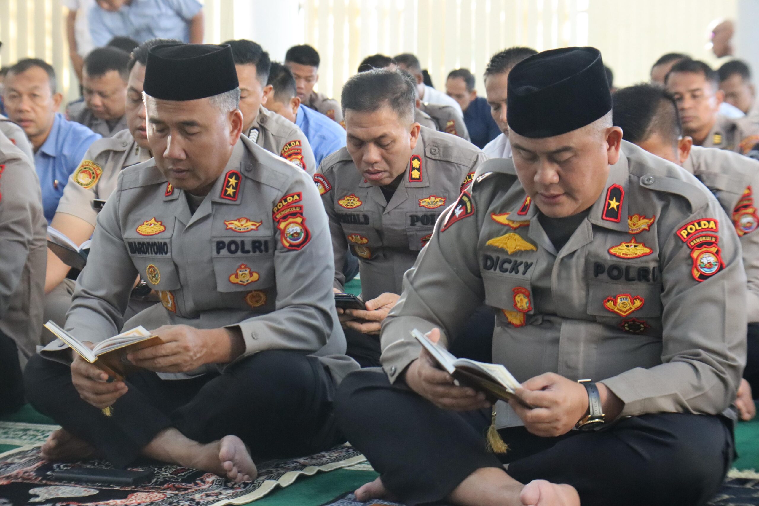 Kapolda Bengkulu Irjen Pol. Mardiyono dan Wakapolda Brigjen Pol. Dicky Sondani mengikuti kegiatan Binrohtal di Masjid Al Amin Polda Bengkulu.