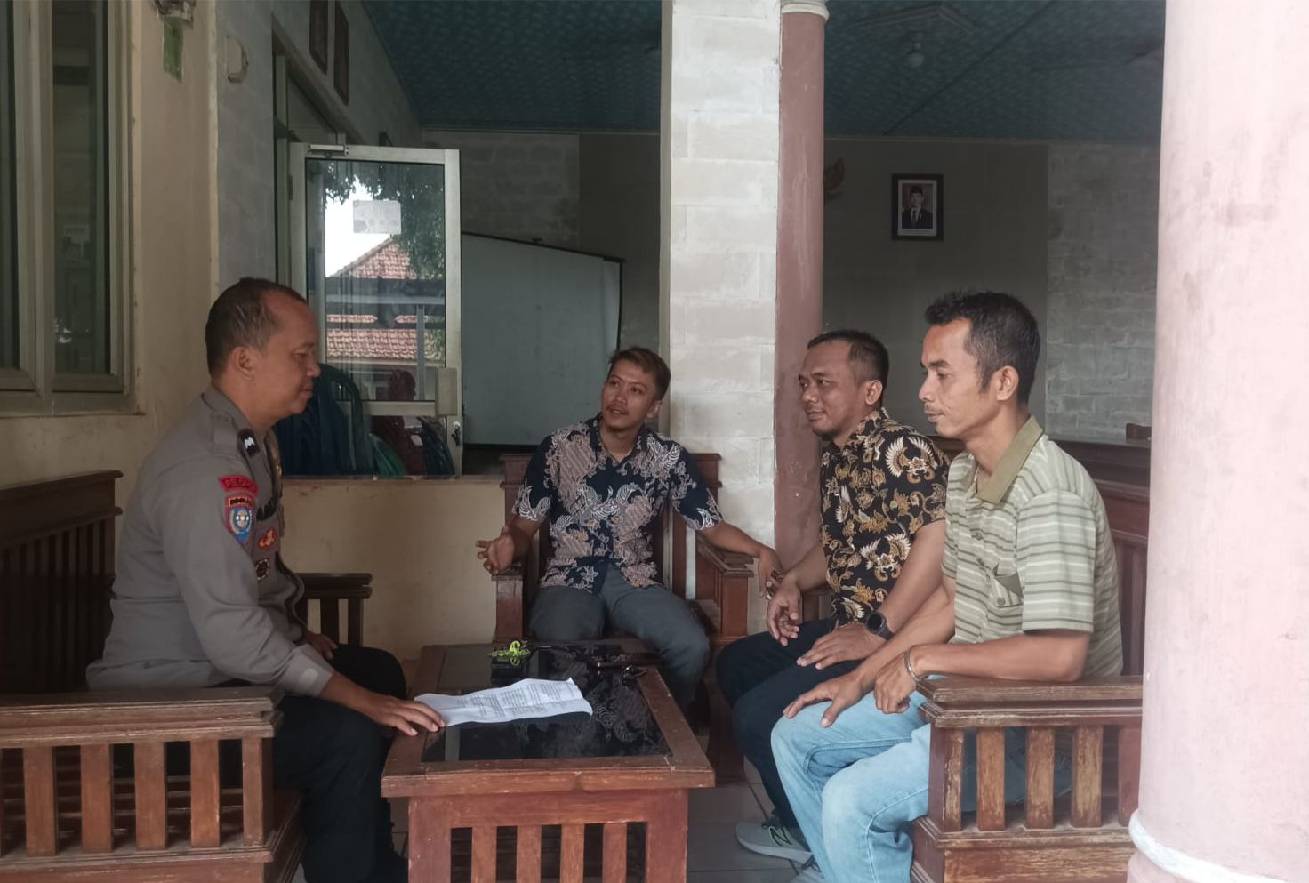 Polsek Kasokandel Polres Majalengka menegaskan penolakan terhadap premanisme berkedok ormas melalui program Beyond Trust Presisi di Desa Gandasari.