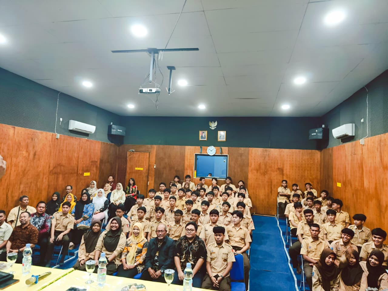 Anggota DPRD Provinsi Kepulauan Bangka Belitung, Taufik Mardin, melaksanakan reses di SMKN 1 Tanjungpandan, Kabupaten Belitung, Kamis (18/9/2025). Anggota DPRD Provinsi Kepulauan Bangka Belitung, Taufik Mardin, melaksanakan reses di SMKN 1 Tanjungpandan, Kabupaten Belitung, Kamis (18/9/2025).