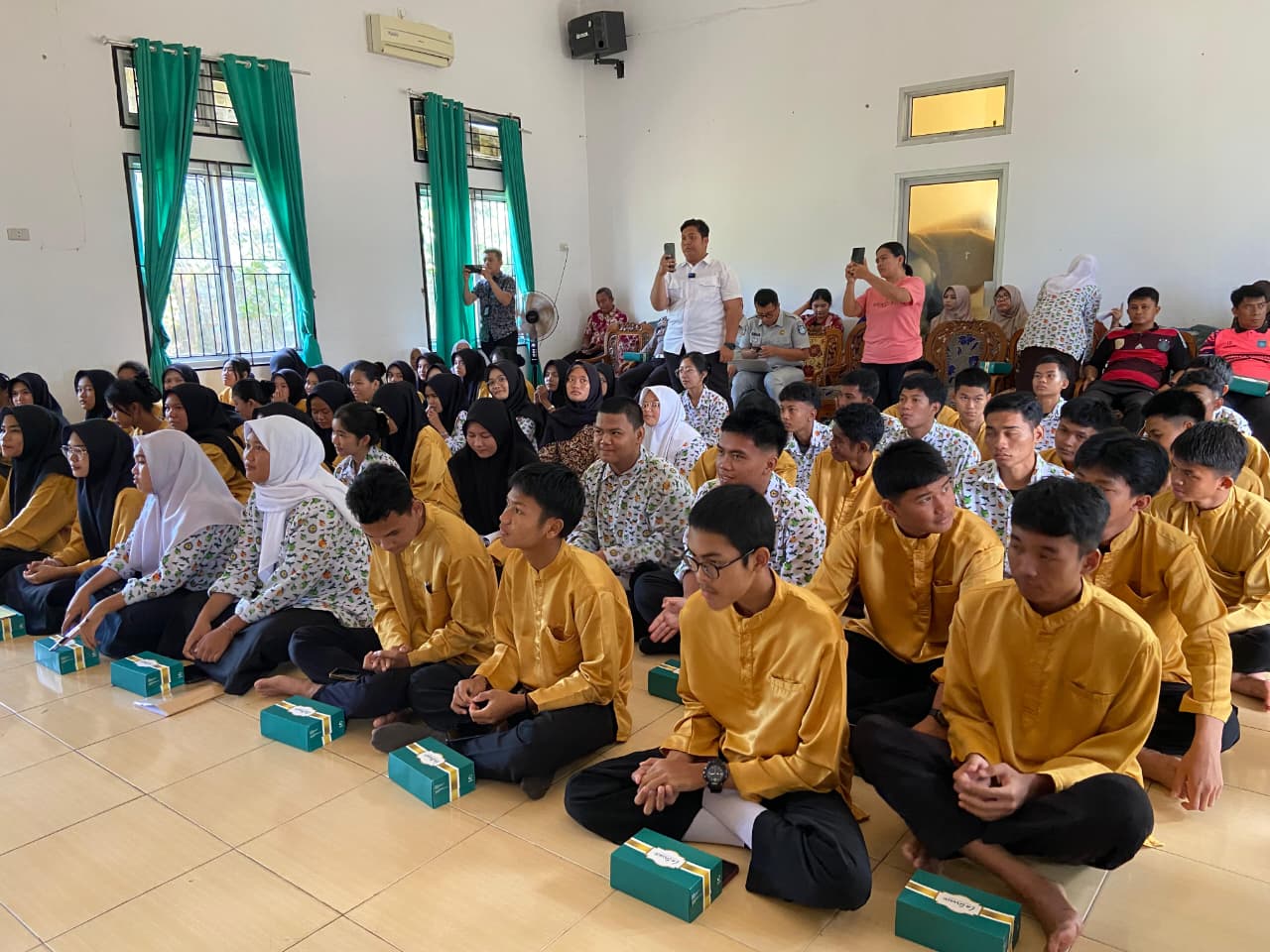 Me Hoa, Wakil Ketua Komisi IV DPRD Babel, menggelar reses di SMKN 1 Pangkalanbaru. Me Hoa, Wakil Ketua Komisi IV DPRD Babel, menggelar reses di SMKN 1 Pangkalanbaru.