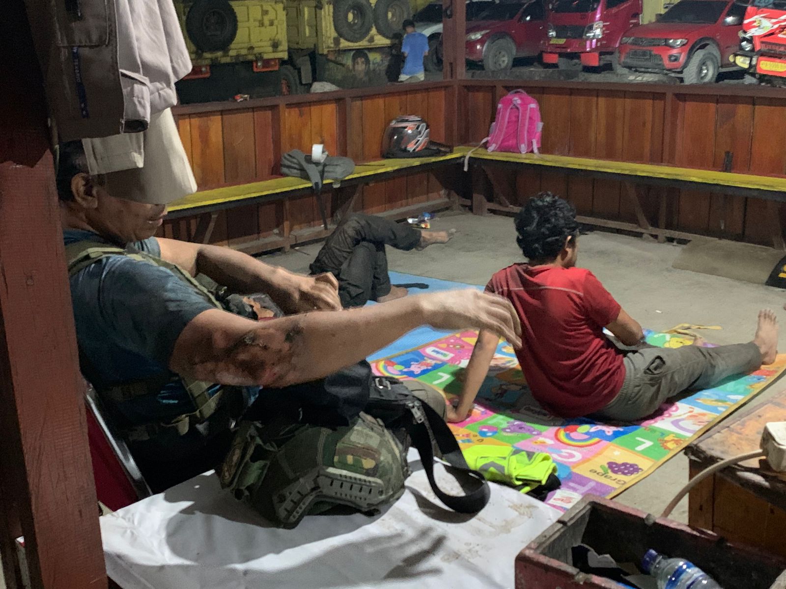 Tiga prajurit luka berat, ratusan warga mengungsi, puluhan bangunan terbakar.