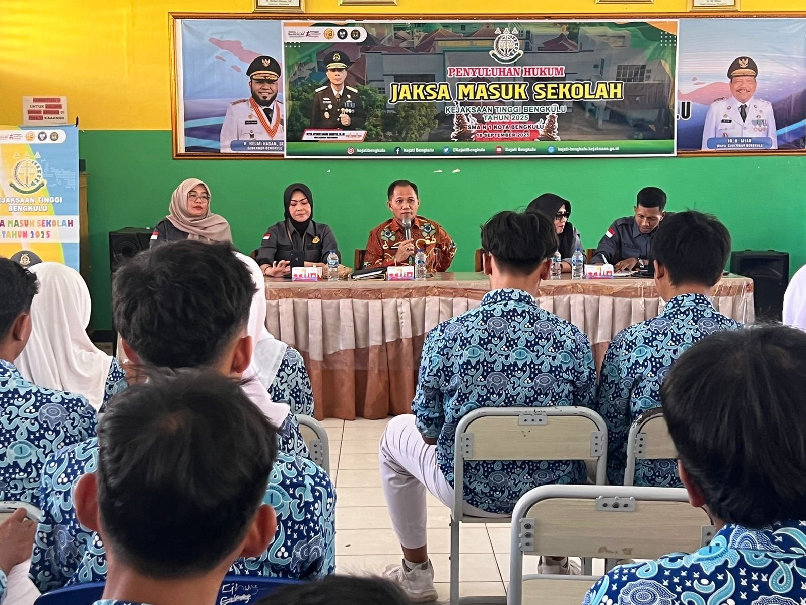 Kejati Bengkulu menanamkan kesadaran hukum sejak dini dan membekali siswa dengan pemahaman UU ITE.