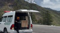 Satgas Damai Cartenz bersama Polres Puncak Jaya mengevakuasi jenazah korban penembakan di Kampung Wundu.