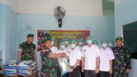 Korem 121/Abw menyerahkan 50 kg beras premium kepada SPPG Sintang sebagai dukungan Program Makan Bergizi Gratis