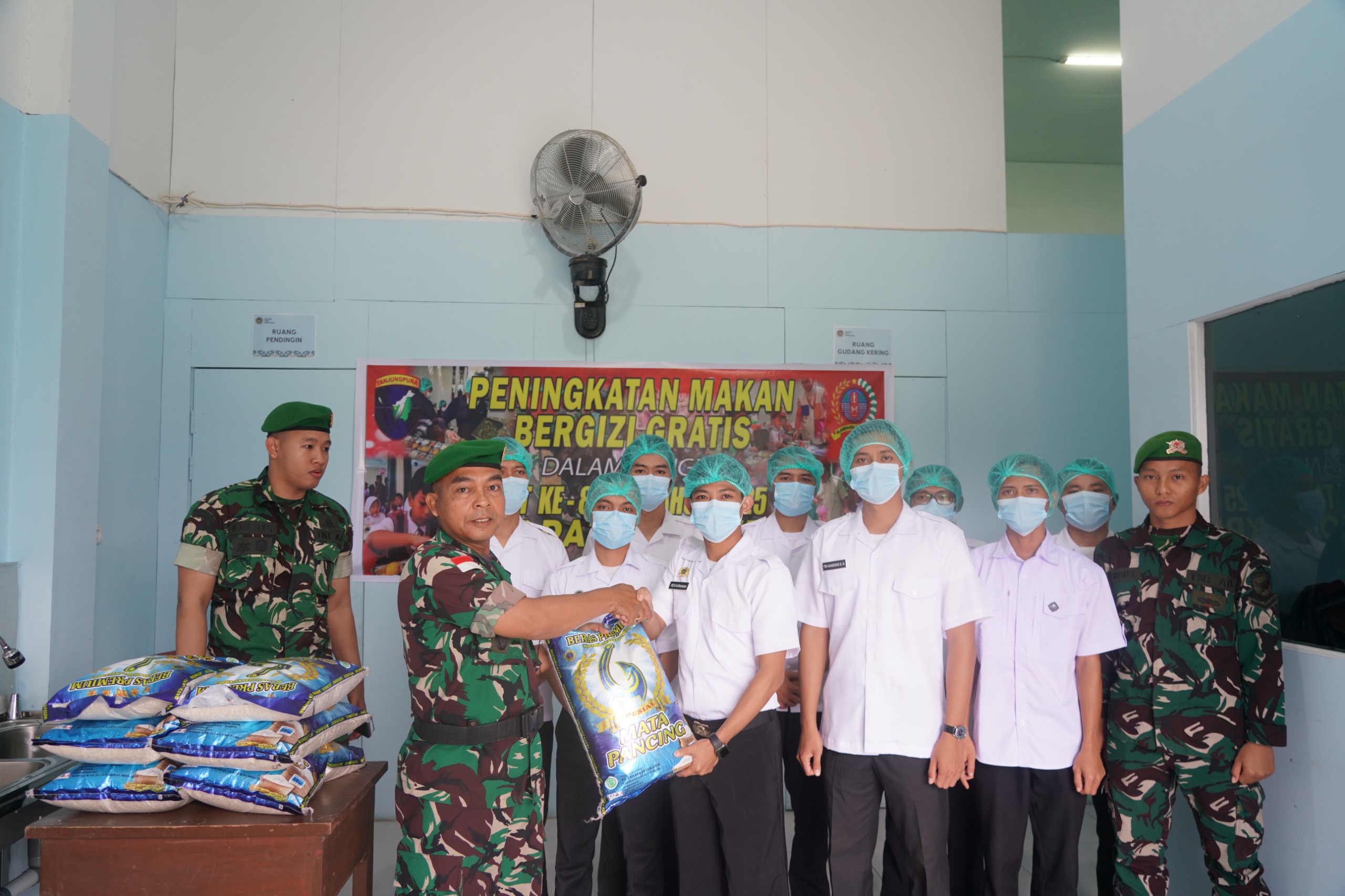 Korem 121/Abw menyerahkan 50 kg beras premium kepada SPPG Sintang sebagai dukungan Program Makan Bergizi Gratis
