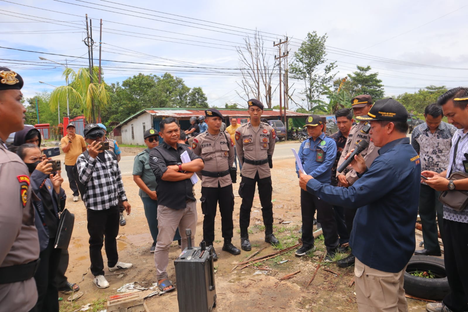 Polres Sintang menurunkan 21 personel untuk mengamankan eksekusi pengosongan lahan sengketa di Sungai Tebelian.