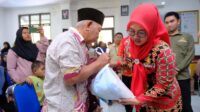 Pemkab Gowa menyalurkan bantuan PKH dan sembako kepada 451 keluarga penerima manfaat di tiga kecamatan.