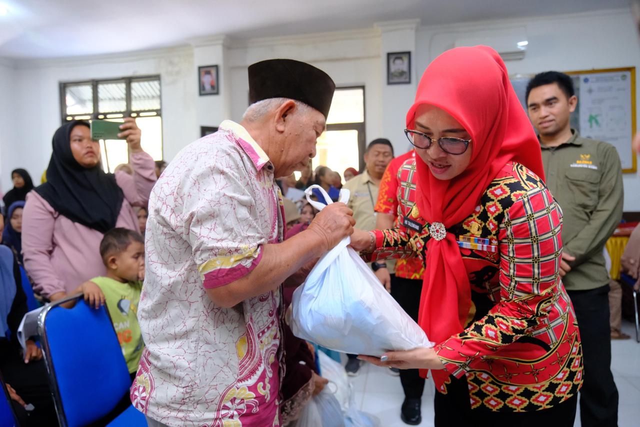 Pemkab Gowa menyalurkan bantuan PKH dan sembako kepada 451 keluarga penerima manfaat di tiga kecamatan.