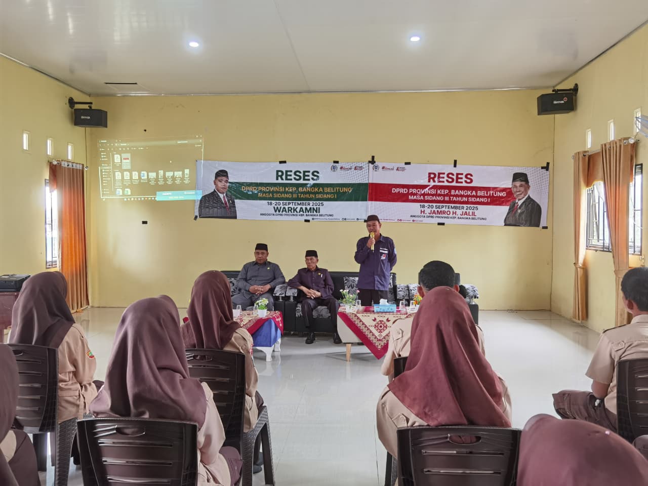 Guru mengusulkan pembangunan pagar sekolah demi keamanan siswa. Guru mengusulkan pembangunan pagar sekolah demi keamanan siswa.