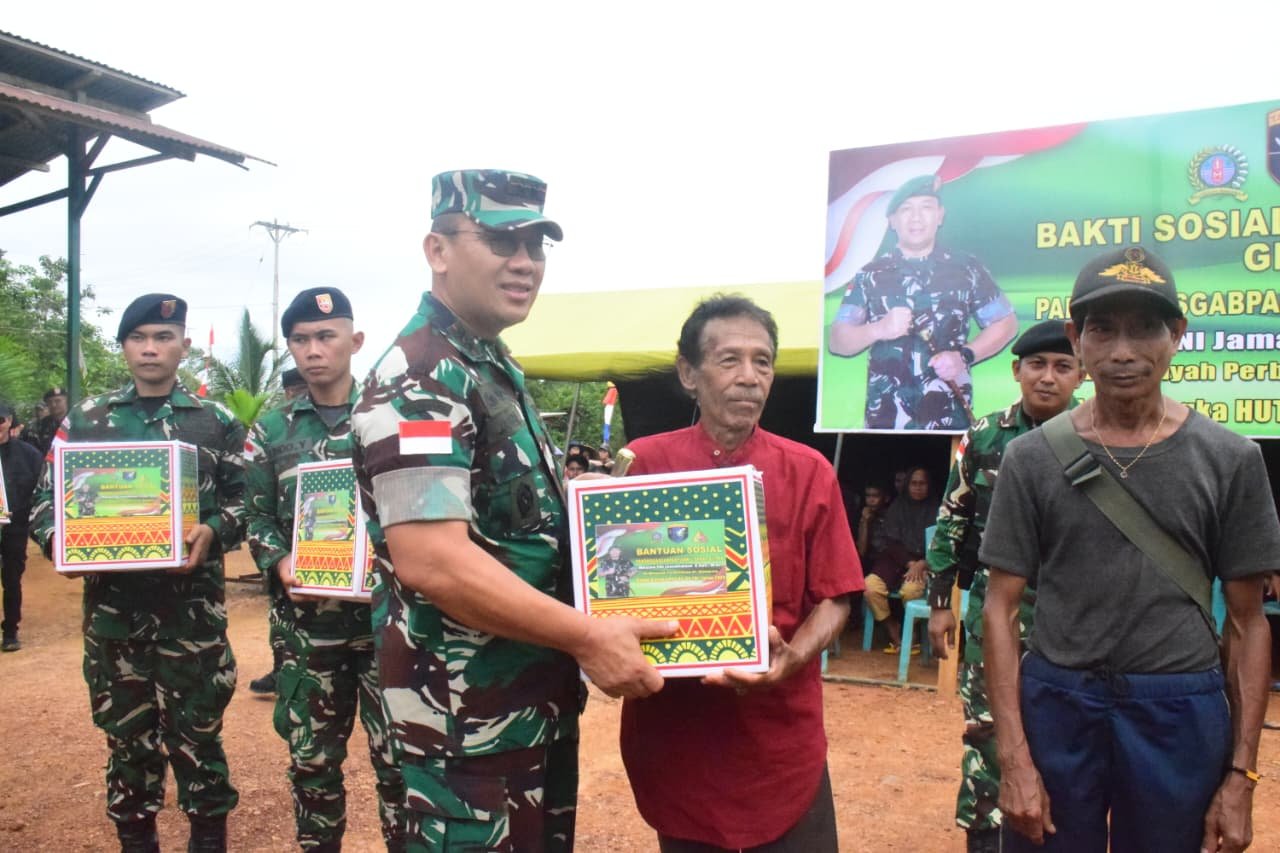 Kunjungan ini meningkatkan moril prajurit sekaligus memberi bantuan kepada masyarakat perbatasan.