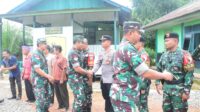 Pangdam XII/Tpr Mayjen TNI Jamallulael didampingi Danrem 121/Abw mengunjungi Satgas Pamtas sektor timur Kalbar di Senaning, Sintang.