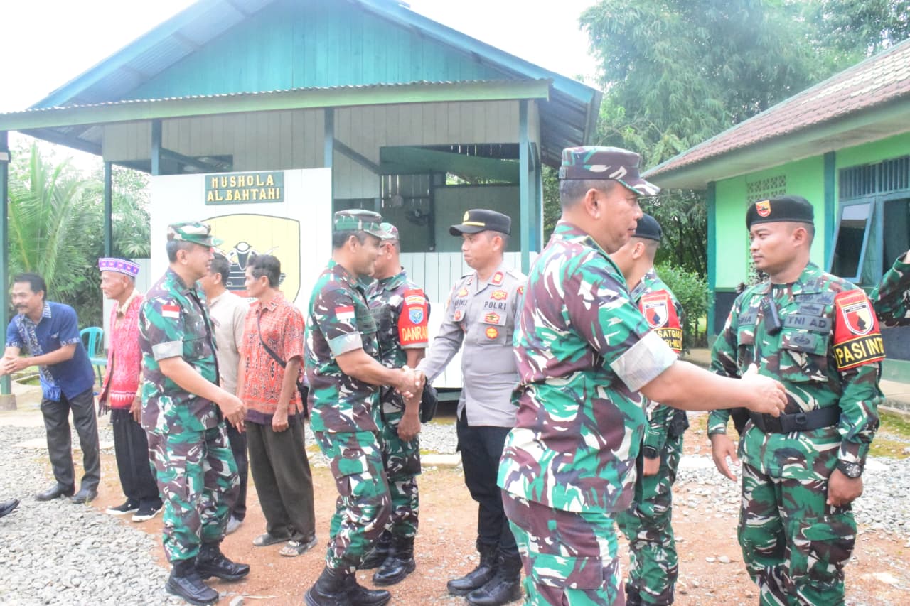 Pangdam XII/Tpr Mayjen TNI Jamallulael didampingi Danrem 121/Abw mengunjungi Satgas Pamtas sektor timur Kalbar di Senaning, Sintang.
