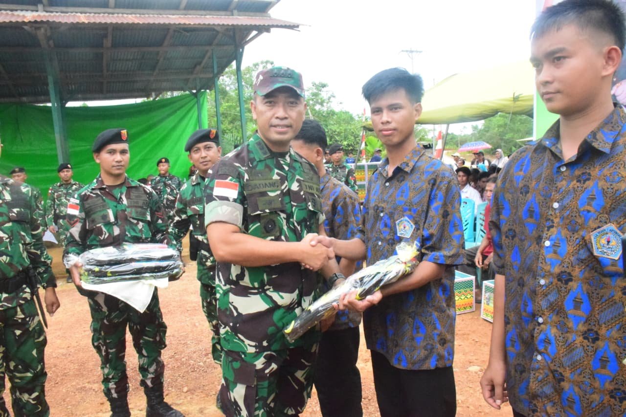 Kunjungan ini meningkatkan moril prajurit sekaligus memberi bantuan kepada masyarakat perbatasan.
