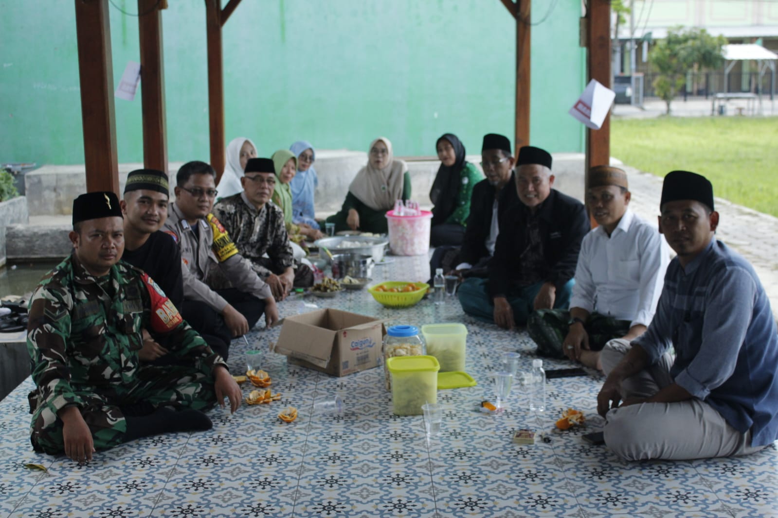Polsek Sumberjaya Polres Majalengka menyambangi Ponpes Al-Bukhari Desa Garawangi untuk mempererat silaturahmi dengan tokoh agama