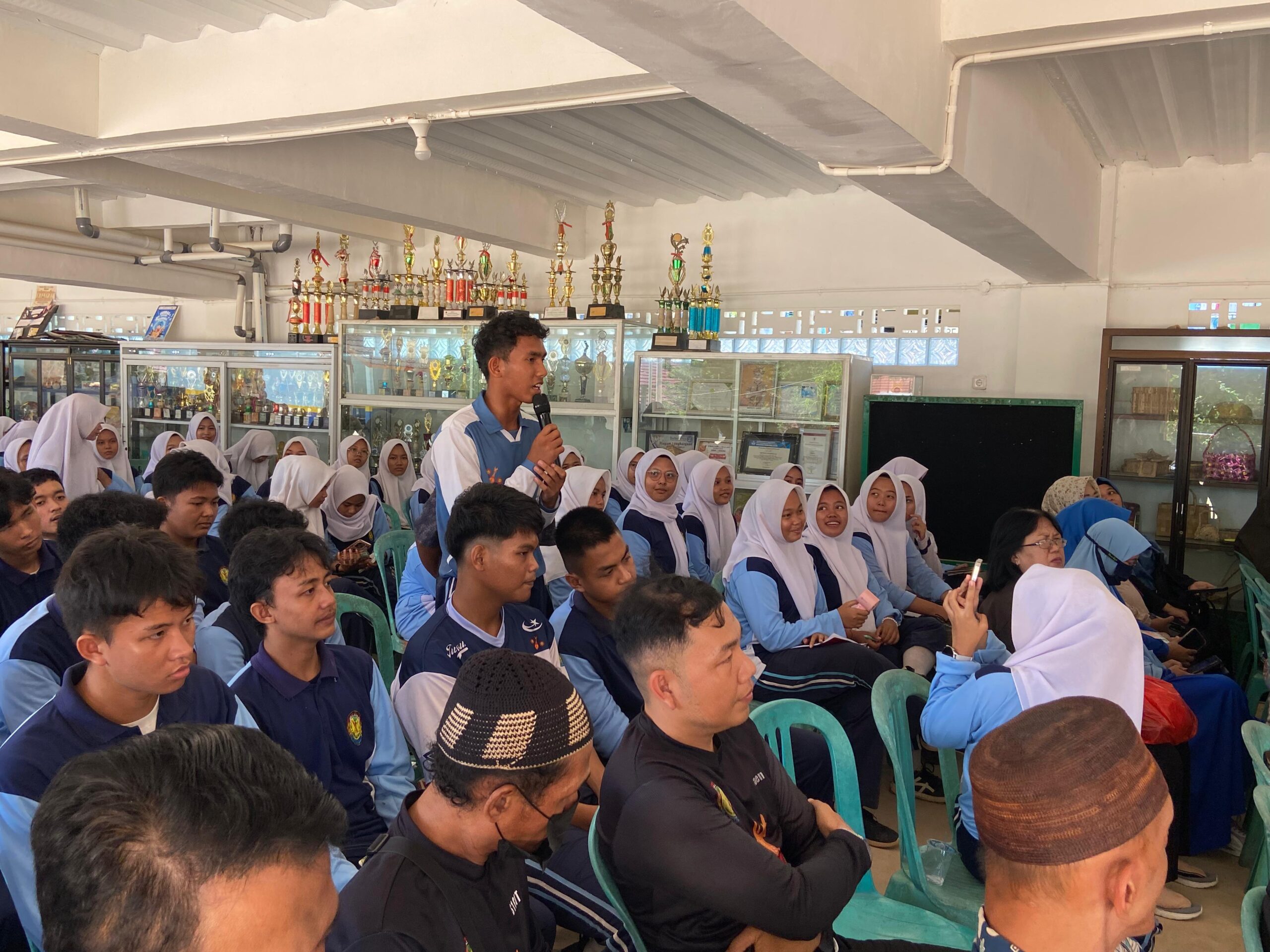Siswa sampaikan aspirasi, manfaatkan program beasiswa, serta berdialog bersama guru dan dinas terkait. Siswa sampaikan aspirasi, manfaatkan program beasiswa, serta berdialog bersama guru dan dinas terkait.