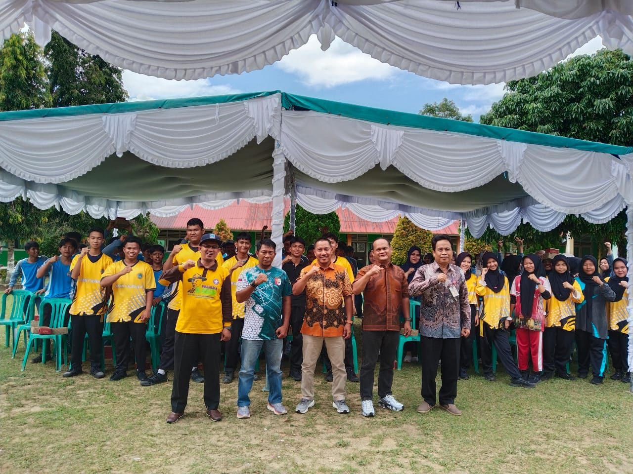 Anggota DPRD Babel Rusdianto dan Kasbiransyah memotivasi siswa SMKN 1 Badau saat reses di Belitung.