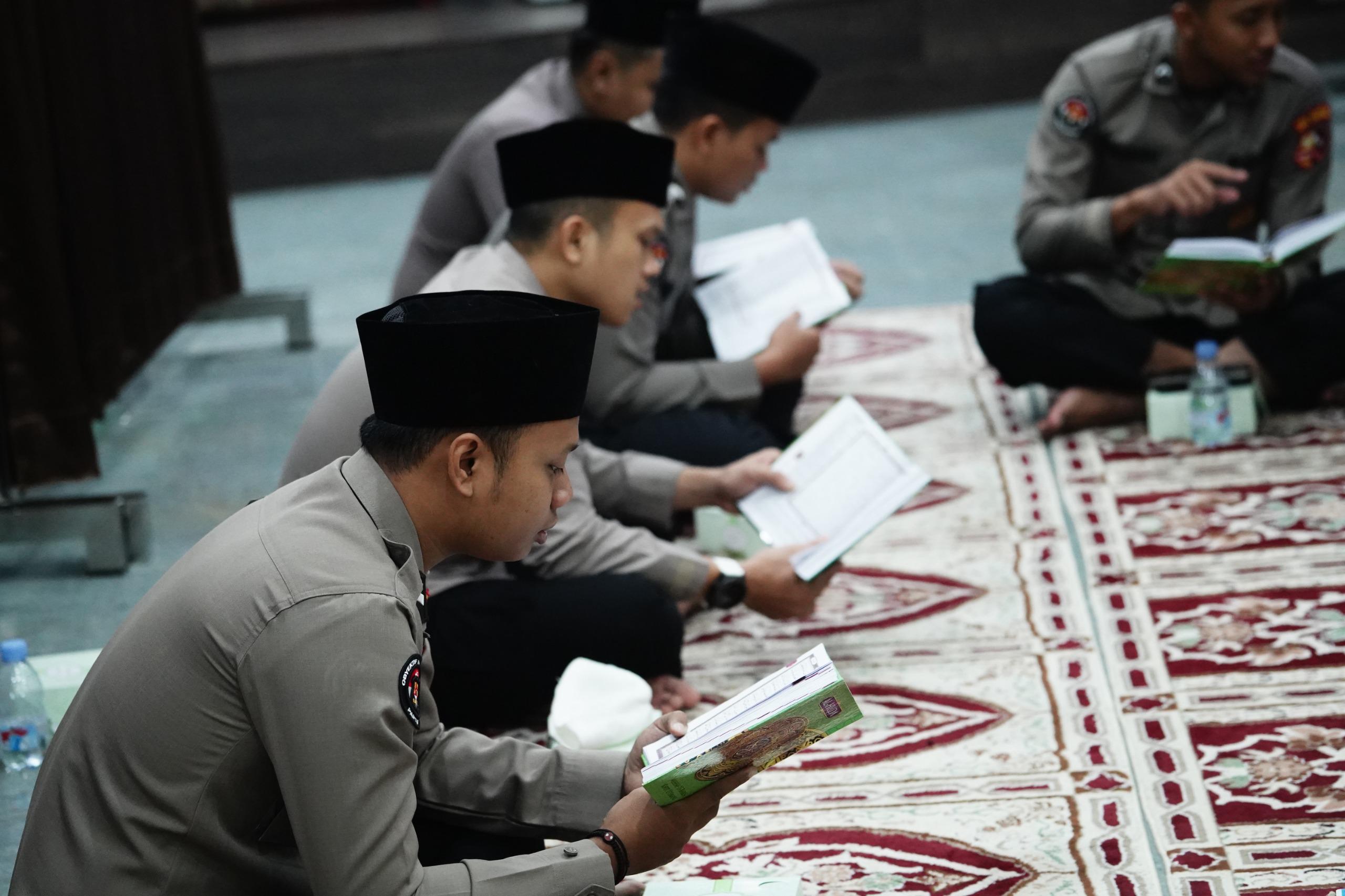 Personel Polri serta para tahfidz memperkuat nilai religius sekaligus meneguhkan pengabdian kepada masyarakat.