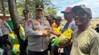 Wakapolda Brigjen Pol. Dicky Sondani mendengar keluhan nelayan, menyalurkan bantuan sosial, dan memberikan layanan kesehatan gratis.