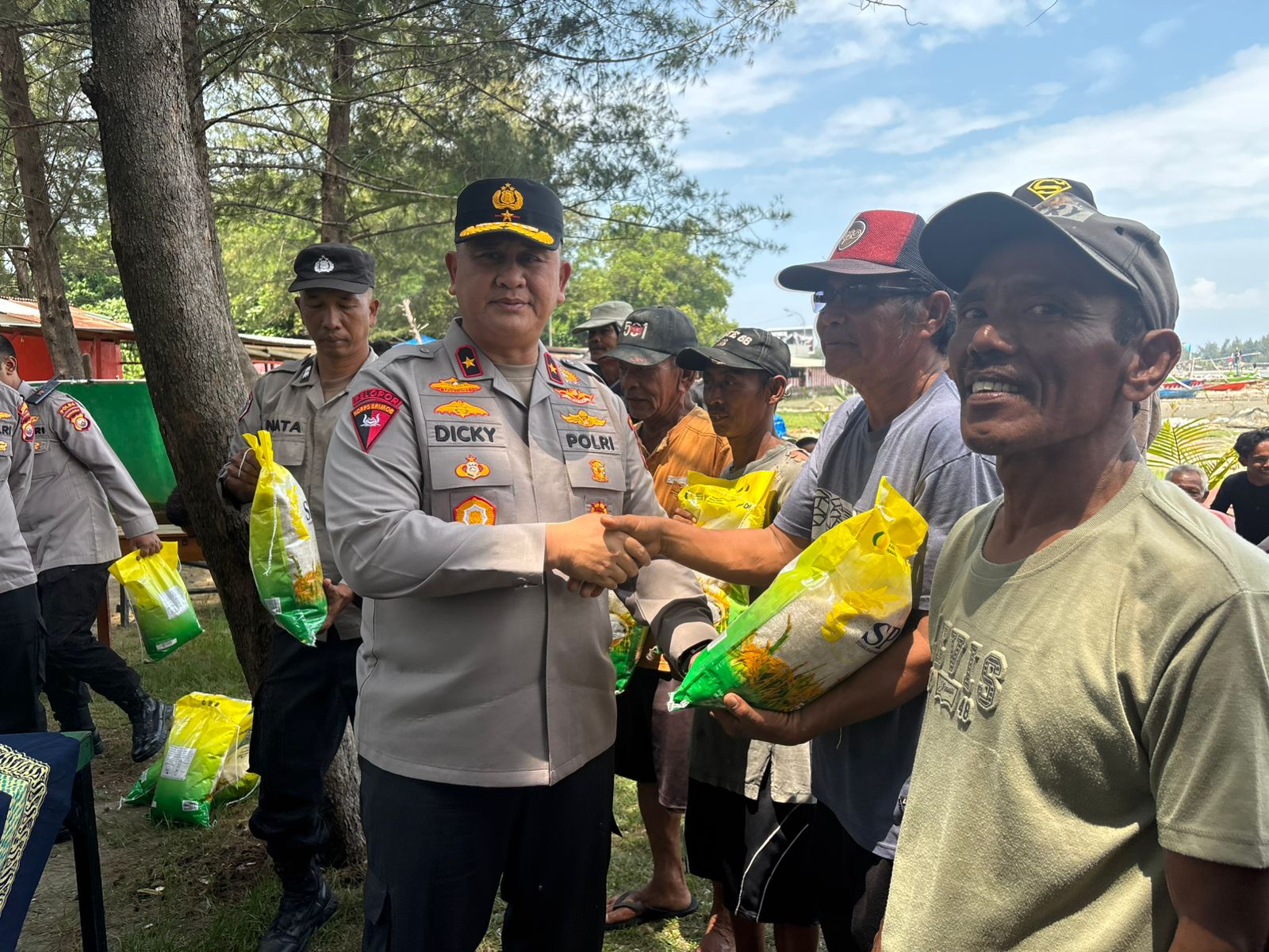 Wakapolda Brigjen Pol. Dicky Sondani mendengar keluhan nelayan, menyalurkan bantuan sosial, dan memberikan layanan kesehatan gratis.