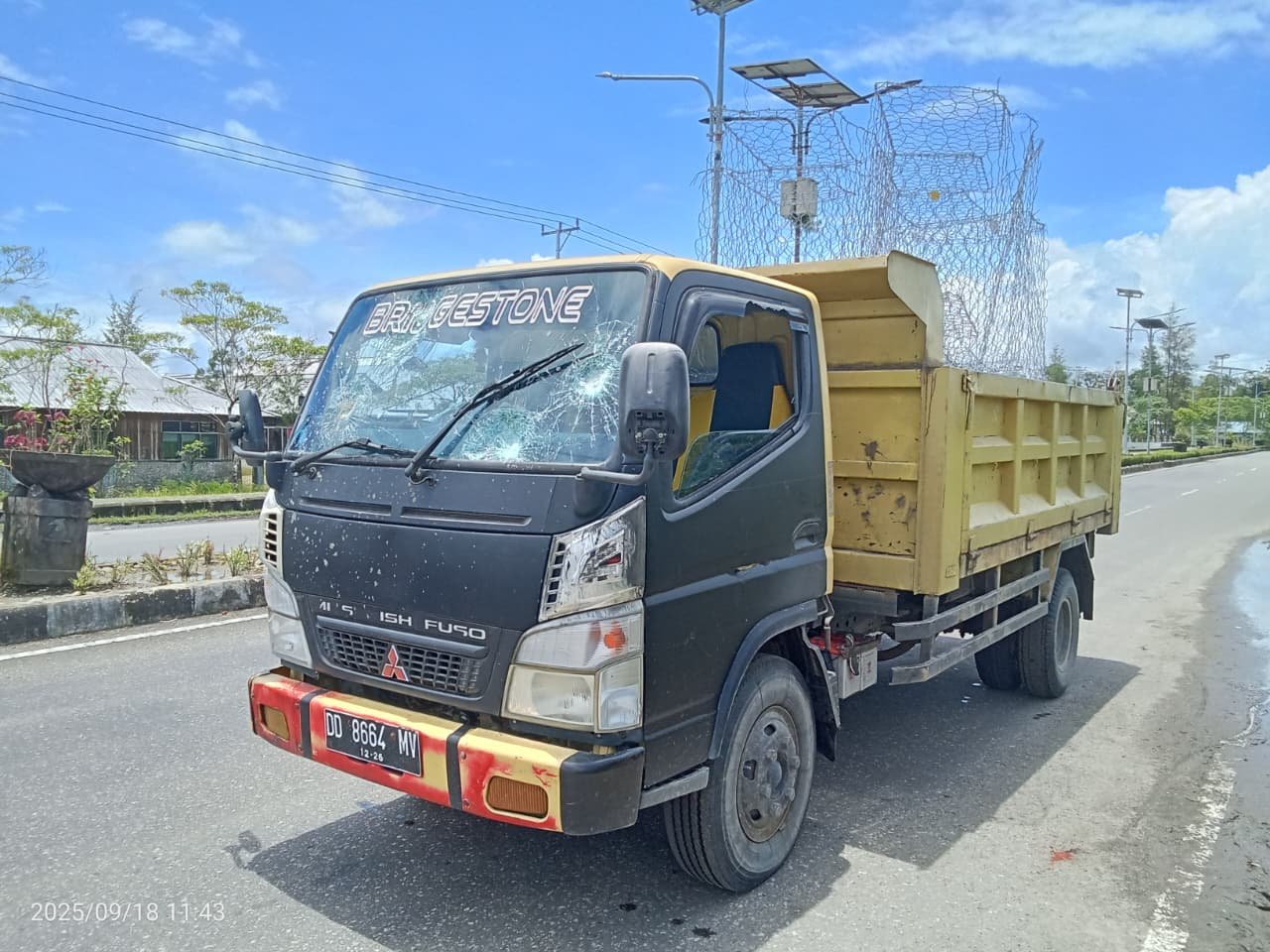 Truk korban pun dirusak.