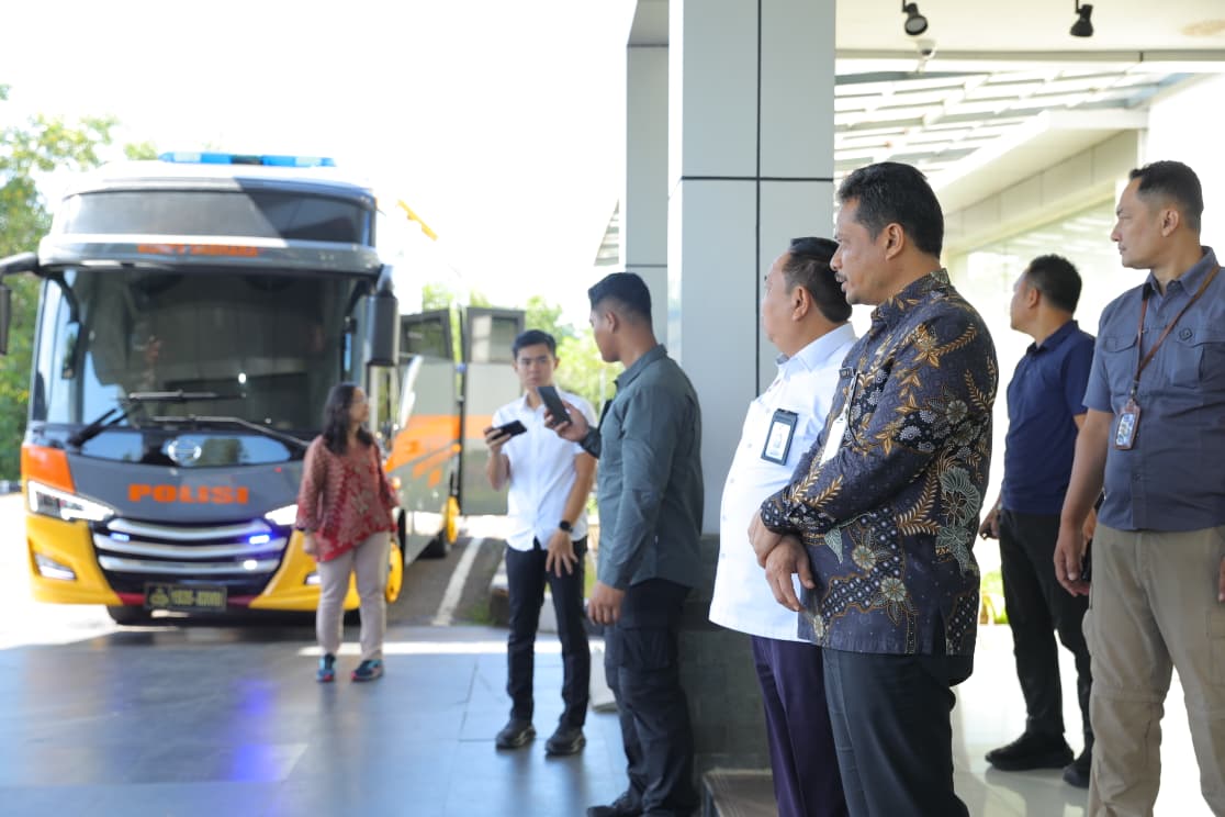Rombongan disambut Pj. Sekda Fery Afriyanto dan Kapolda Bangka Belitung.