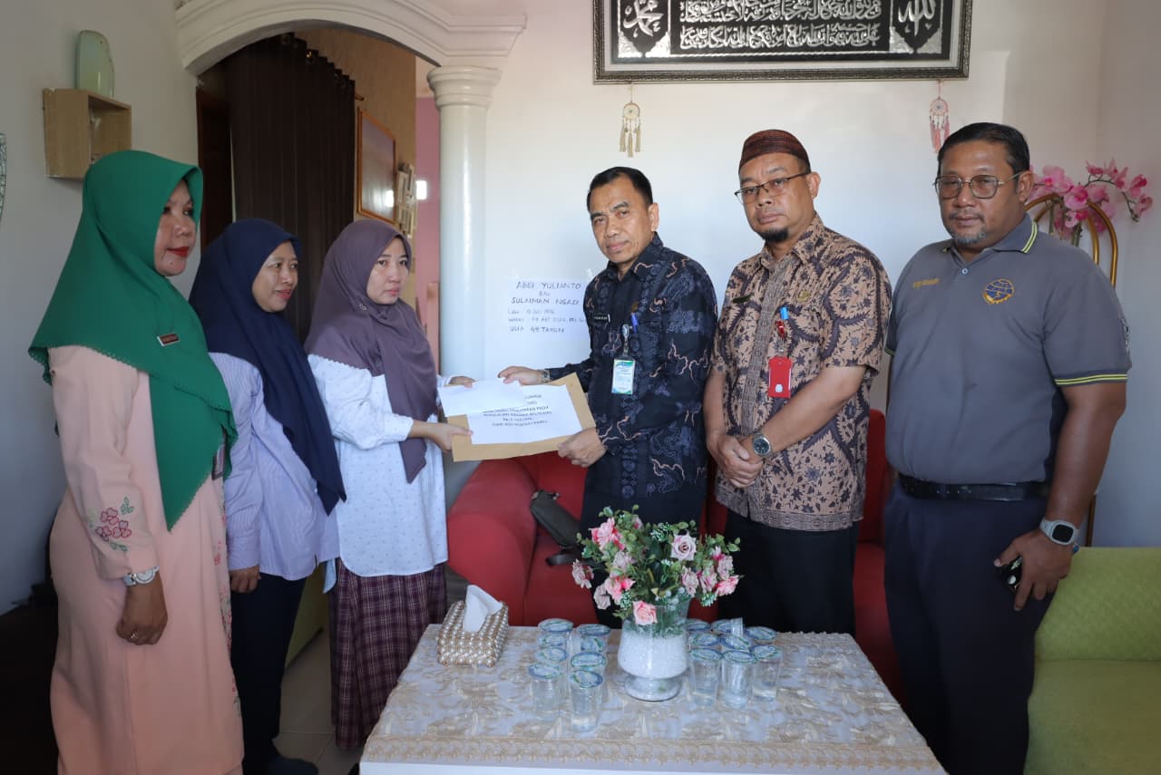 Pemprov Babel menyerahkan santunan duka kepada keluarga almarhum Abdi Yulianto, guru olahraga SMK Negeri 1 Pangkalpinang.