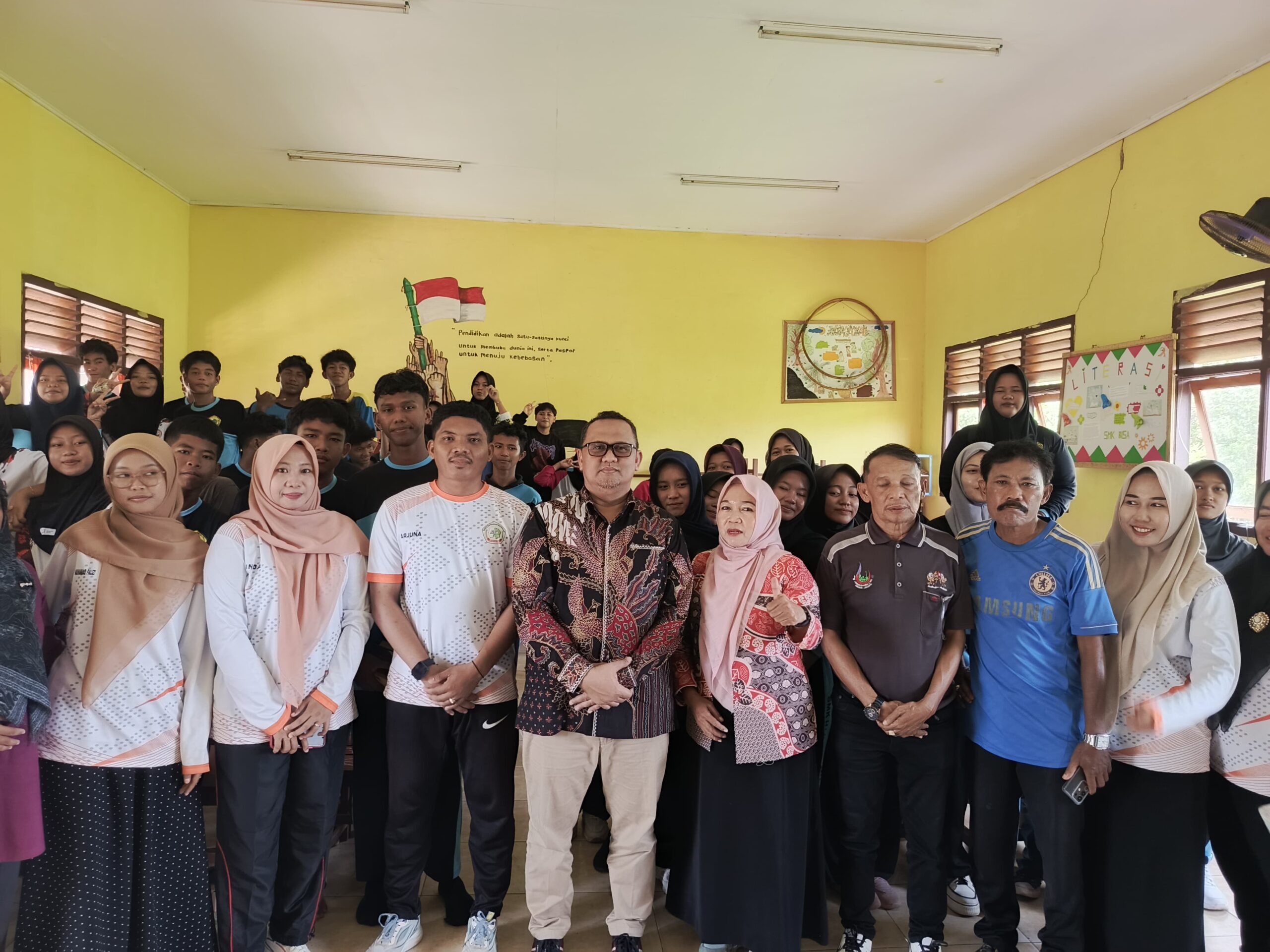 Wakil Ketua DPRD Provinsi Kepulauan Bangka Belitung, Beliadi, melaksanakan Reses Masa di SMKS Handayani Manggar, Kabupaten Belitung Timur, Jumat (19/9/2025). Wakil Ketua DPRD Provinsi Kepulauan Bangka Belitung, Beliadi, melaksanakan Reses Masa di SMKS Handayani Manggar, Kabupaten Belitung Timur, Jumat (19/9/2025).