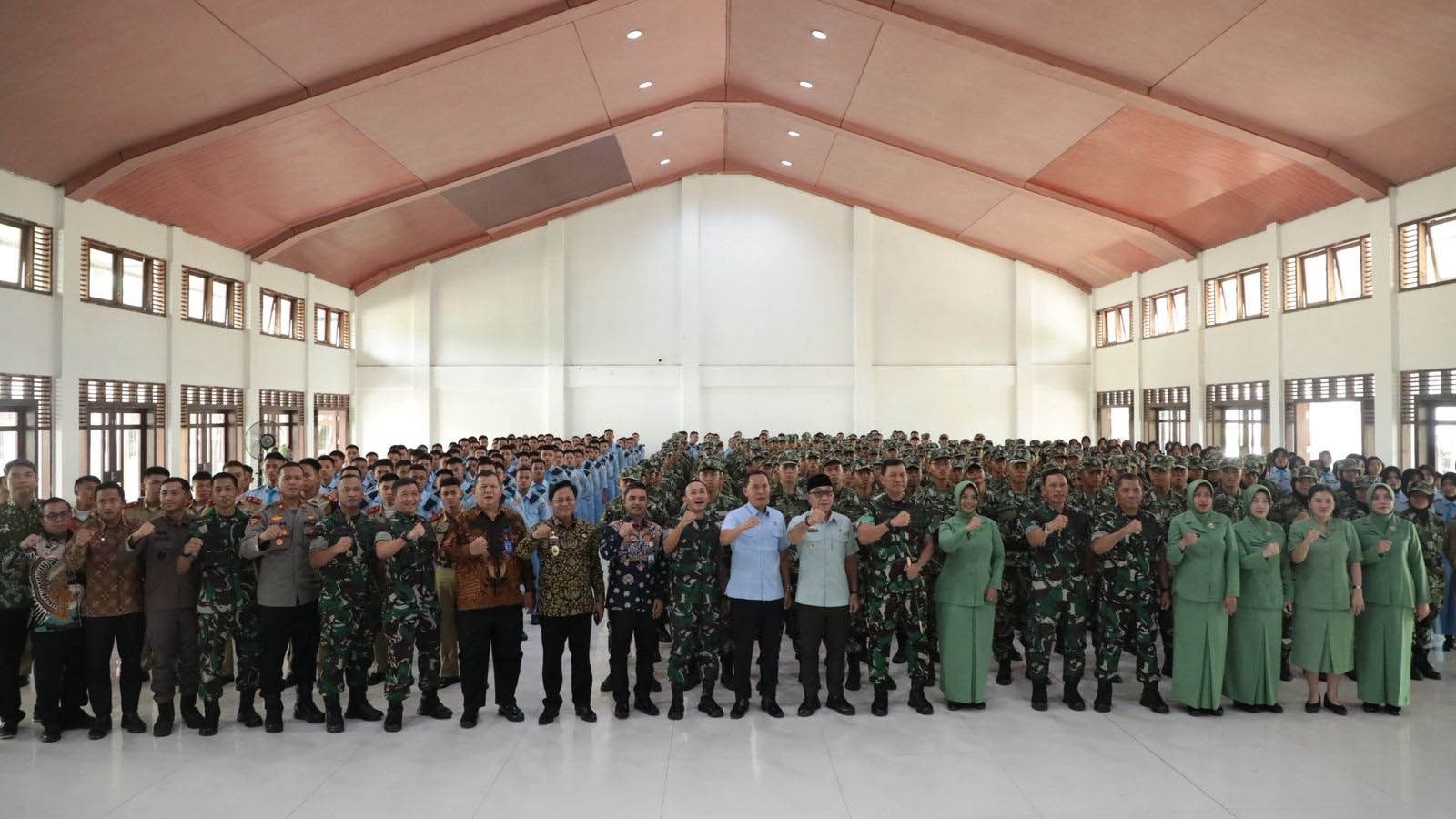 Wabup Lampung Selatan M. Syaiful Anwar bersama Pangdam XXI/Radin Inten kunjungi SMA Kebangsaan untuk menanamkan semangat kebangsaan pada generasi muda. Wabup Lampung Selatan M. Syaiful Anwar bersama Pangdam XXI/Radin Inten kunjungi SMA Kebangsaan untuk menanamkan semangat kebangsaan pada generasi muda.